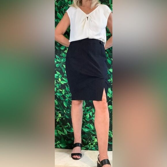 Ann Taylor Dresses & Skirts - 🖤 Ann Taylor Black Lined Pencil Skirt w/ Slit Size 8P